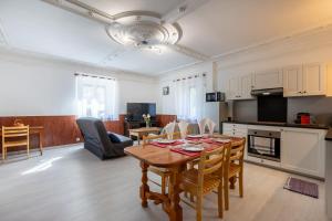 Una cocina y una sala de estar con mesa y sillas. en Le Pin de Sucre - Proche Frontière Espagne, en Latour-de-Carol