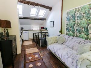 un soggiorno con divano e cucina di The Little Laura Ashley House a Machynlleth Altre 10 foto