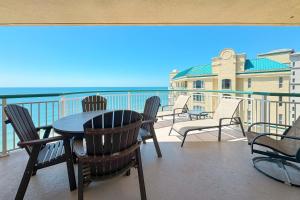 Rõdu või terrass majutusasutuses Beach Colony Tower Unit 18D