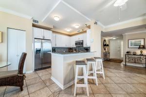 Köök või kööginurk majutusasutuses Beach Colony Tower Unit 18D +50 fotot