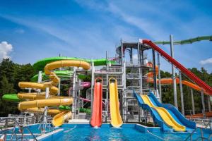 un parc aquatique avec de nombreux toboggans aquatiques dans l'établissement Apartment Zalakaros 5, à Zalakaros