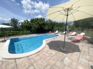 Bazén v ubytovaní Apartments in Jadranovo 42066 alebo v jeho blízkosti