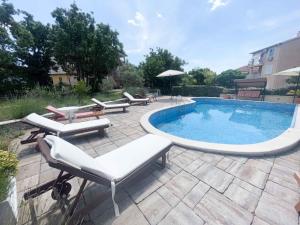 Bazén v ubytovaní Apartments in Jadranovo 42066 alebo v jeho blízkosti