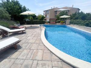 Bazén v ubytovaní Apartments in Jadranovo 42066 alebo v jeho blízkosti