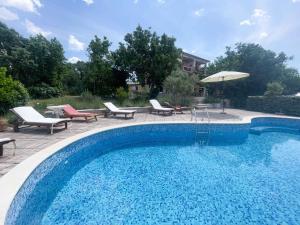 Bazén v ubytovaní Apartments in Jadranovo 42066 alebo v jeho blízkosti