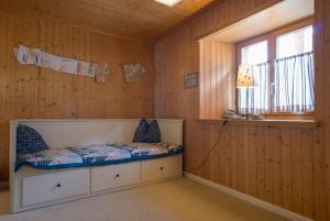 a bedroom with a bed and a window in a room at Edelweiss Ferienwohnung, Casa Dadens, Flims Dorf , 6027 in Flims