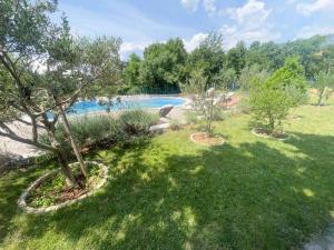 Bazén v ubytovaní Apartments in Jadranovo 42066 alebo v jeho blízkosti