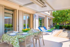 ein Esstisch und Stühle auf einer Terrasse in der Unterkunft Joan in Can Picafort