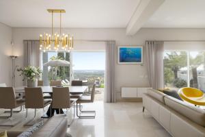 comedor y sala de estar con mesa de comedor en Villa Mebahel - Boliqueime, en Boliqueime