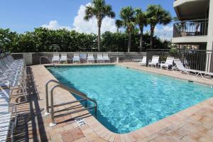 una grande piscina con sedie di Gulf Strand Resort 308 a St Pete Beach