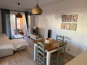 un soggiorno con tavolo e letto di Beach Front House in Los Lances a Tarifa