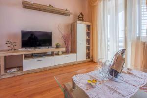 Televízia a/alebo spoločenská miestnosť v ubytovaní Apartments in Crikvenica 39208