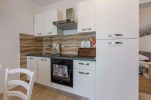 Kuchyňa alebo kuchynka v ubytovaní Apartments in Crikvenica 39208