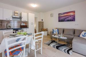 Kuchyňa alebo kuchynka v ubytovaní Apartments in Crikvenica 39208