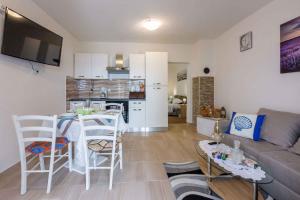 Kuchyňa alebo kuchynka v ubytovaní Apartments in Crikvenica 39208