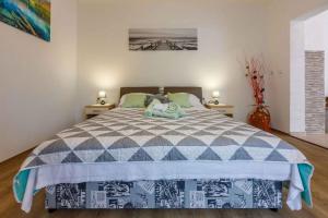 Posteľ alebo postele v izbe v ubytovaní Apartments in Crikvenica 39208