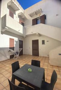 a dining room with a black table and chairs at Casa Sikelia in Marsala