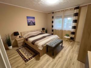 Posteľ alebo postele v izbe v ubytovaní Holiday home Fonyod 10