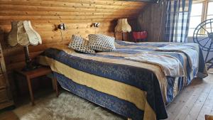 a bedroom with a bed in a log cabin at West Coast house 50m from the harbor in Edshultshall in Hälleviksstrand