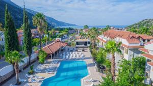フェティエにあるDream of Oludeniz Hotel -All inclusiveのプールのあるリゾートの航空写真