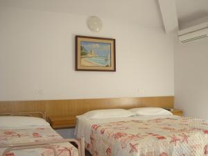 Posteľ alebo postele v izbe v ubytovaní Hotel Amalfi