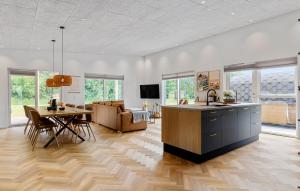 Una sala de estar con cocina y comedor. en Lovely Home In Spøttrup With Sauna, en Lem