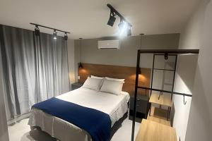 阿拉亚尔-杜卡布Todo reformado pertinho da praia的卧室里有一张床，上面铺着蓝色毯子