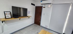 Et tv og/eller underholdning på Apartment with Ideal Location