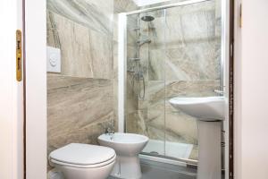 Un baño de A casa di Pietro Due 14 fotos más