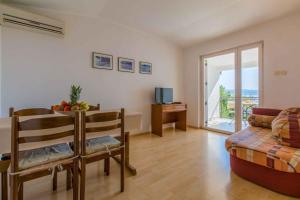 Televízia a/alebo spoločenská miestnosť v ubytovaní Two-Bedroom Apartment in Crikvenica XXXIII