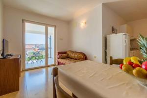 Televízia a/alebo spoločenská miestnosť v ubytovaní Two-Bedroom Apartment in Crikvenica XXXIII