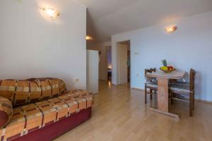 Posteľ alebo postele v izbe v ubytovaní Two-Bedroom Apartment in Crikvenica XXXIII