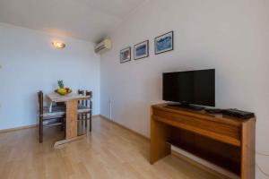 Televízia a/alebo spoločenská miestnosť v ubytovaní Two-Bedroom Apartment in Crikvenica XXXIII