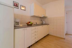 Kuchyňa alebo kuchynka v ubytovaní Two-Bedroom Apartment in Crikvenica XXXIII