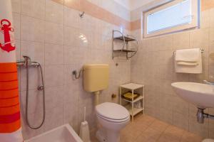 Kúpeľňa v ubytovaní Two-Bedroom Apartment in Crikvenica XXXIII