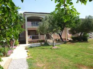 Vonkajšia záhrada v ubytovaní Apartments in Starigrad-Paklenica 41707