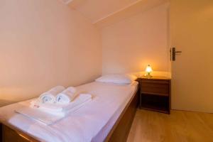 Posteľ alebo postele v izbe v ubytovaní Two-Bedroom Apartment in Crikvenica XXXIII