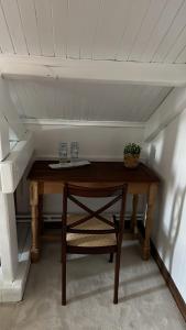 a wooden table with two glasses and a plant on it at Aquavilla Bed & Breakfast in Willebroek
