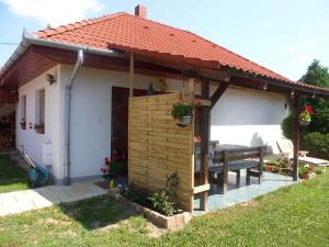 a small house with a table and a bench at Holiday home Balatonbereny - Balaton 18044 in Balatonberény