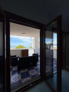 Pemandangan laut umum atau pemandangan laut yang diambil dari apartmen