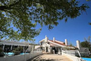 a large white house with a fence in front of it at Le Gîte Dayet Aoua in Aït Meziane