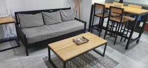 Et opholdsområde på Apartment with Ideal Location