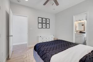 En eller flere senge i et værelse på The Downtown Houston Abode Near NRG