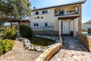 Το κτήριο όπου στεγάζεται  η παραθεριστική κατοικία