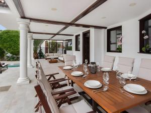 una sala da pranzo con tavolo e sedie in legno di Karat Villa Salvaje a Puerto de la Cruz