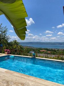 a swimming pool with a view of the water at Sapanca Seyrusefa Bungalov in Sakarya