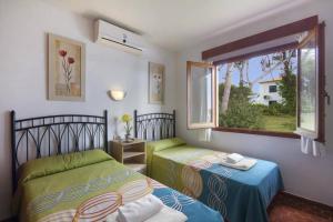 Postel nebo postele na pokoji v ubytování Villa Pinar by Villa Plus + 30 fotografií