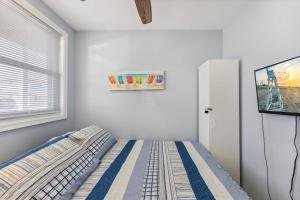 een slaapkamer met een bed en een witte koelkast bij 5600 Seaview Ave, Unit 4 in Wildwood Crest +12 foto's