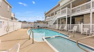 een zwembad met stoelen en een gebouw bij 5600 Seaview Ave, Unit 4 in Wildwood Crest