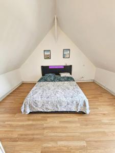 Ένα ή περισσότερα κρεβάτια σε δωμάτιο στο Maisonnette en duplex avec Jardin-Babyfoot et Billard +55 φωτογραφίες